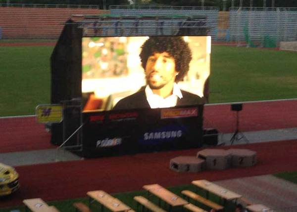 Eine große LED-Leinwand zeigt ein Video bei einer Veranstaltung im Stadion.